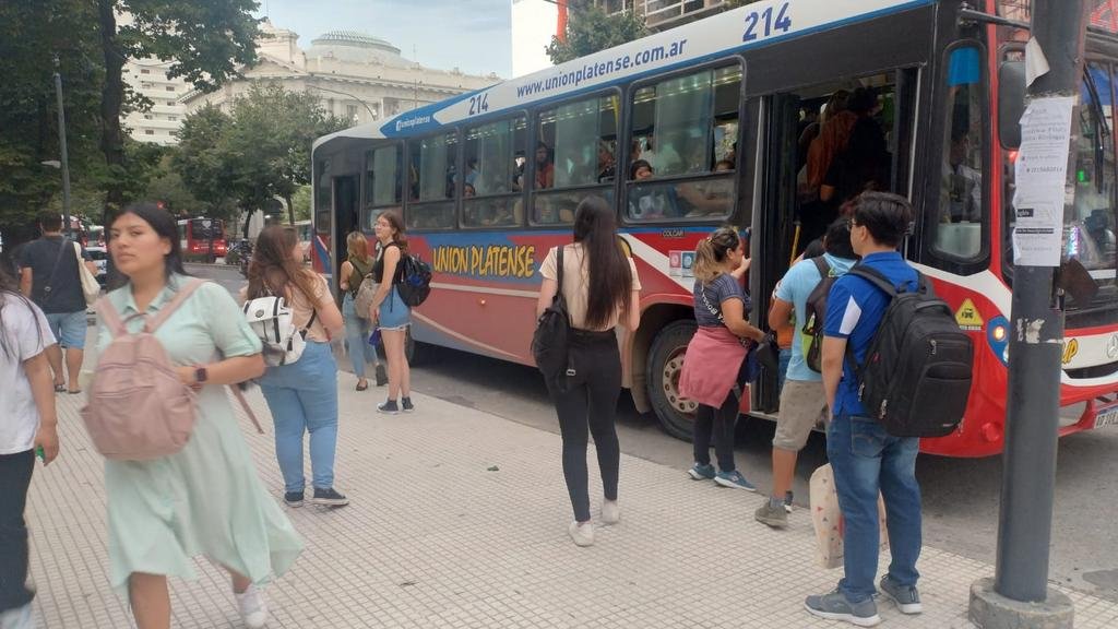 Con aumento, sin mejora: la odisea de viajar en el micro por La Plata