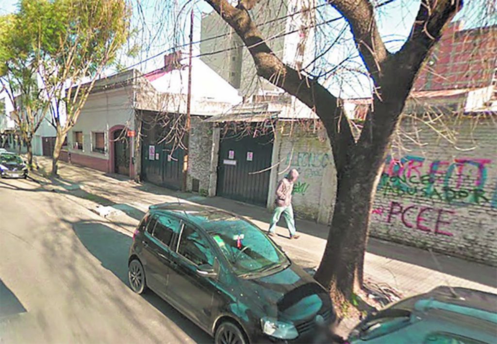 Motochorros sin piedad: atacan a golpes a una chica para arrancarle la cartera