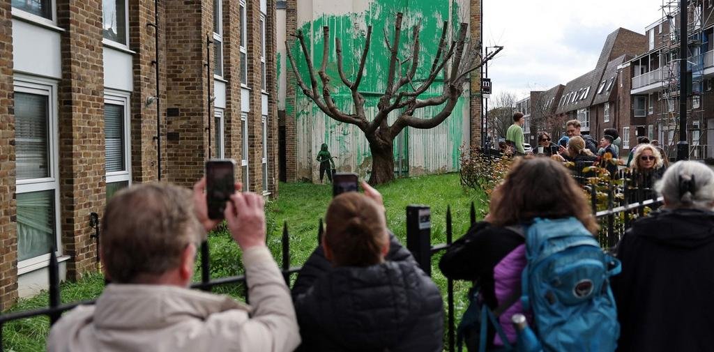 Arte; la última obra maestra de Banksy: un mural con un árbol mutilado
