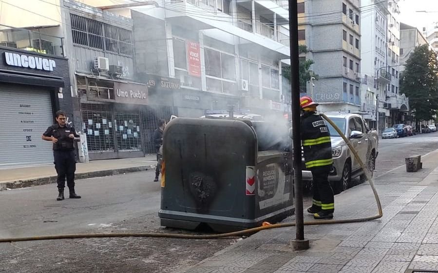 Un contenedor de basura prendido fuego en el micro centro: "El cuarto en un mes"
