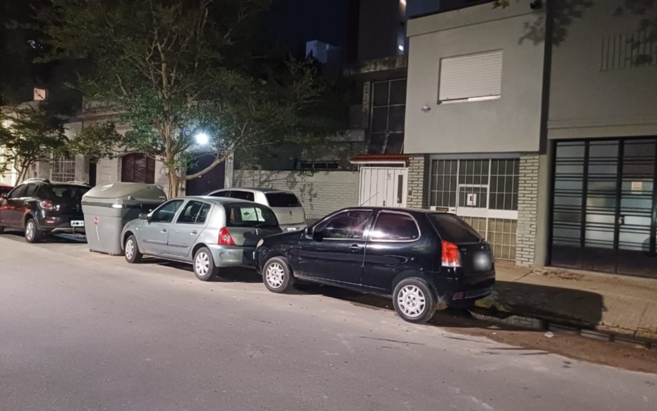 Autos en la vereda y tapando garages: otra noche de descontrol de tránsito en las inmediaciones de UNO