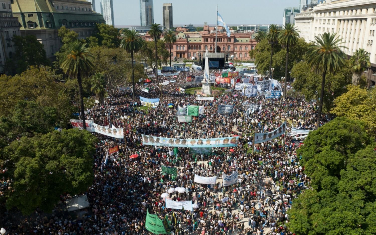 Día de la Memoria: una masiva marcha a Plaza de Mayo y durísimos cruces