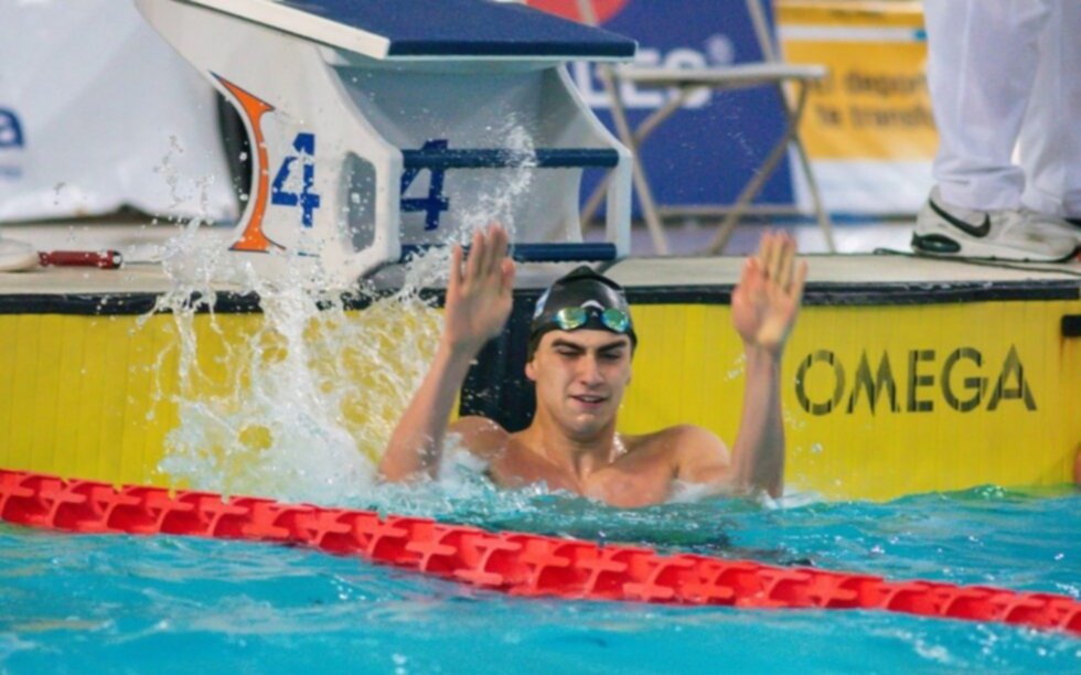 Ulises Cazau, el nadador platense que busca apoyo para competir en Australia: "Nos dijeron que no hay plata para viajar"