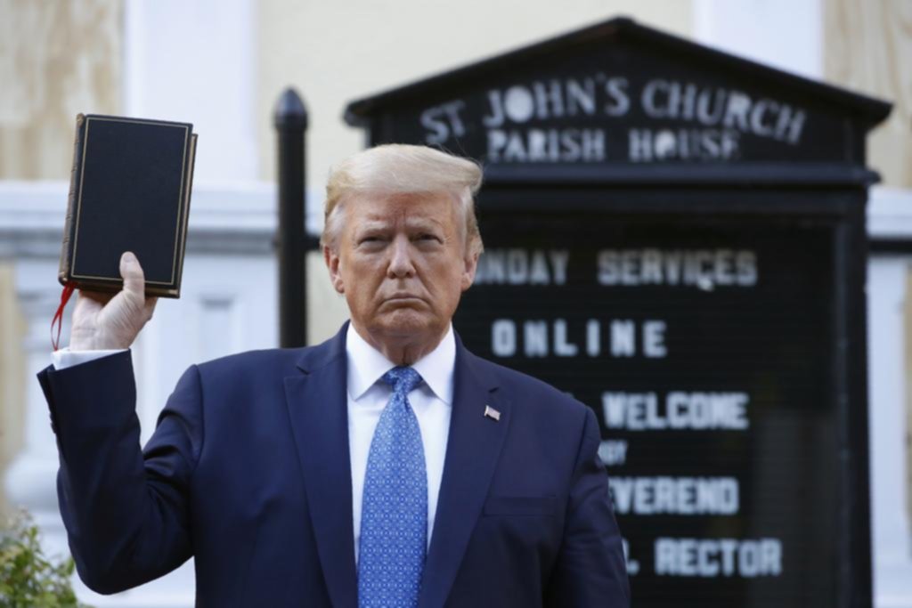 Los rebusques de Trump: vende Biblias y “hace tiempo”