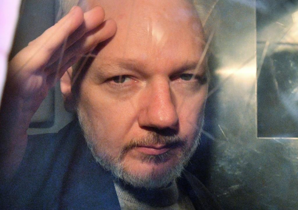 Aplazaron la extradición de Assange y sigue la novela