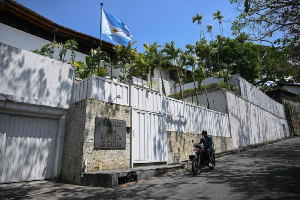 Gendarmes a la embajada argentina en Caracas