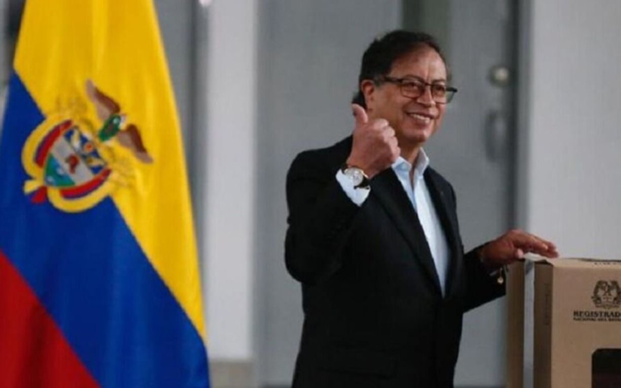 Luego de que Milei lo llamara "asesino terrorista", Petro expulsa al embajador argentino en Colombia