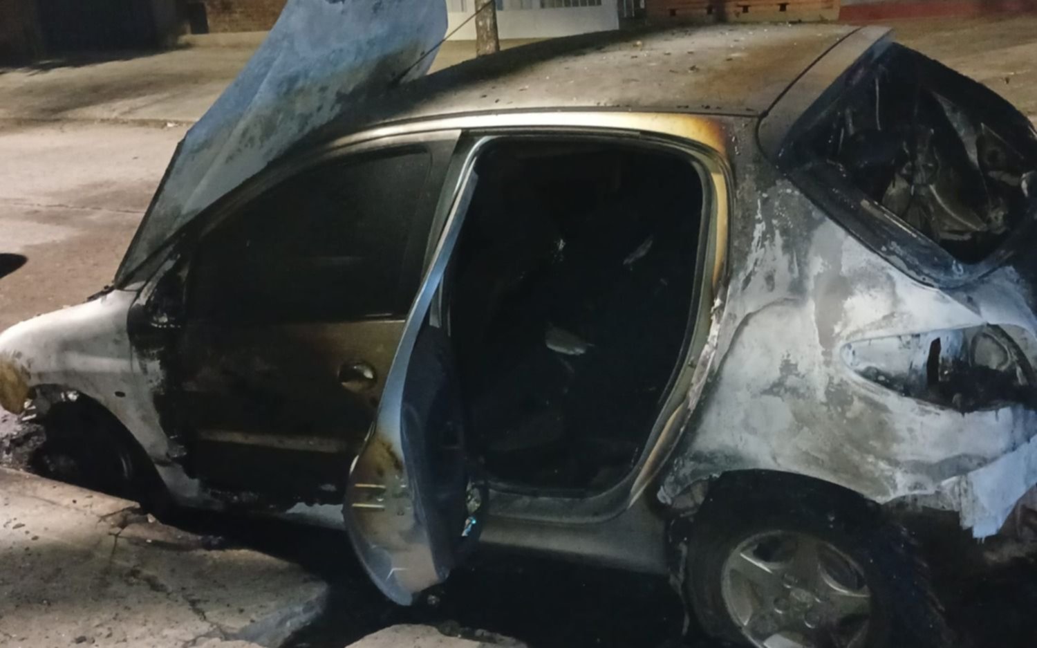 La Plata: un abogado le quemó auto a un periodista y salió corriendo, pero lo atraparon con el bidón en la mano