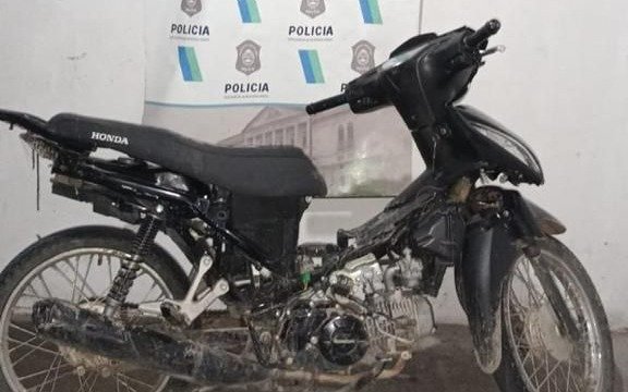 Ladrón de mal en peor en La Plata: andaba en una moto robada, quiso evadir un control y lo detuvieron