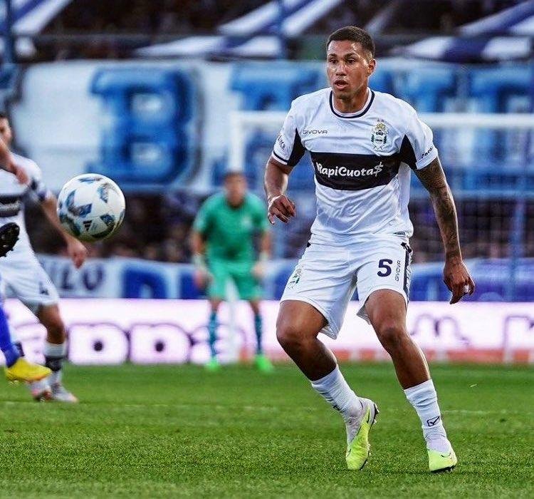 El uruguayo Saravia se resintió y no jugará mañana