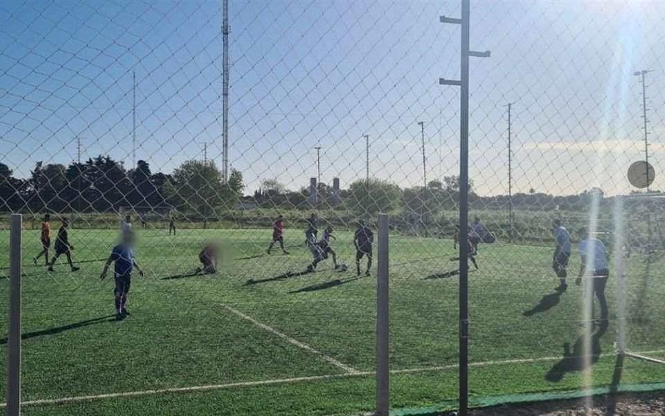 Salvaje agresión a un árbitro en La Plata: terminó en el hospital