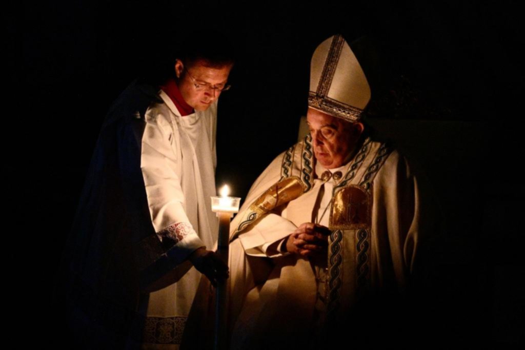 El Papa presidió el oficio sombrío de la Vigilia de Pascua en San Pedro