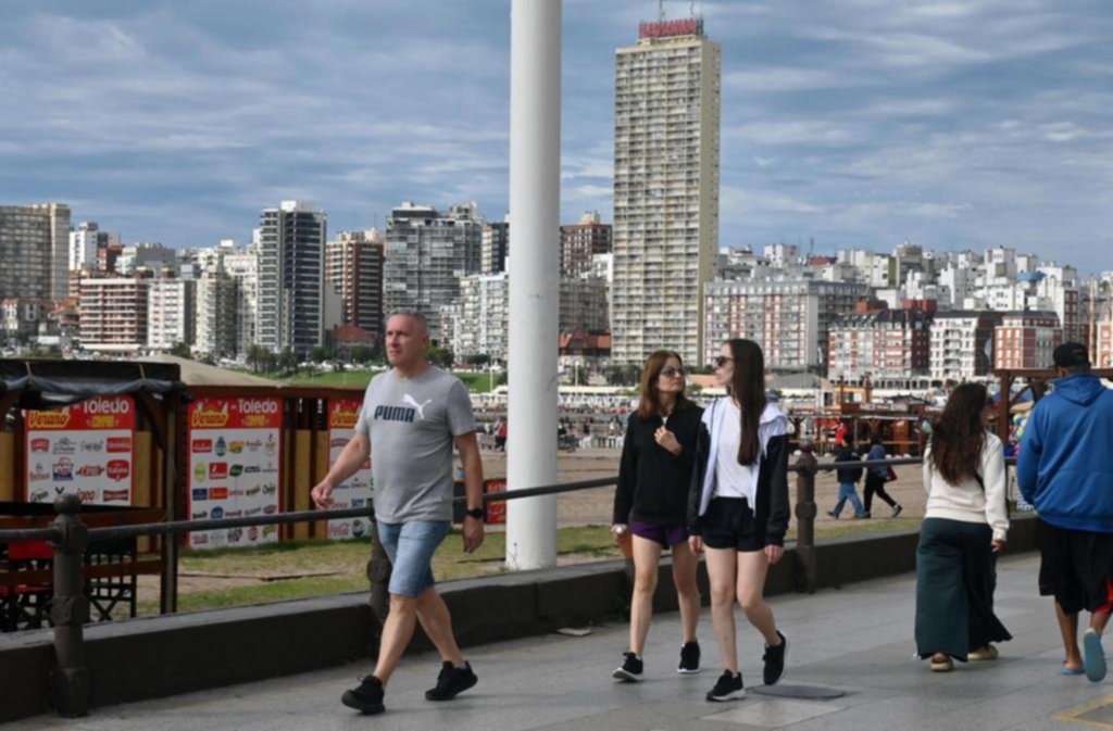 El día gris no detuvo a los turistas, que colmaron las calles de La Feliz