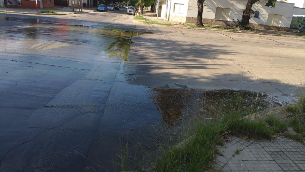 Agua en la calle: un peligro para peatones y conductores