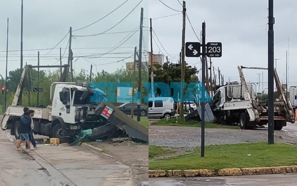 Milagro en Olmos: camión se cruzó de carril y terminó contra una parada de micros