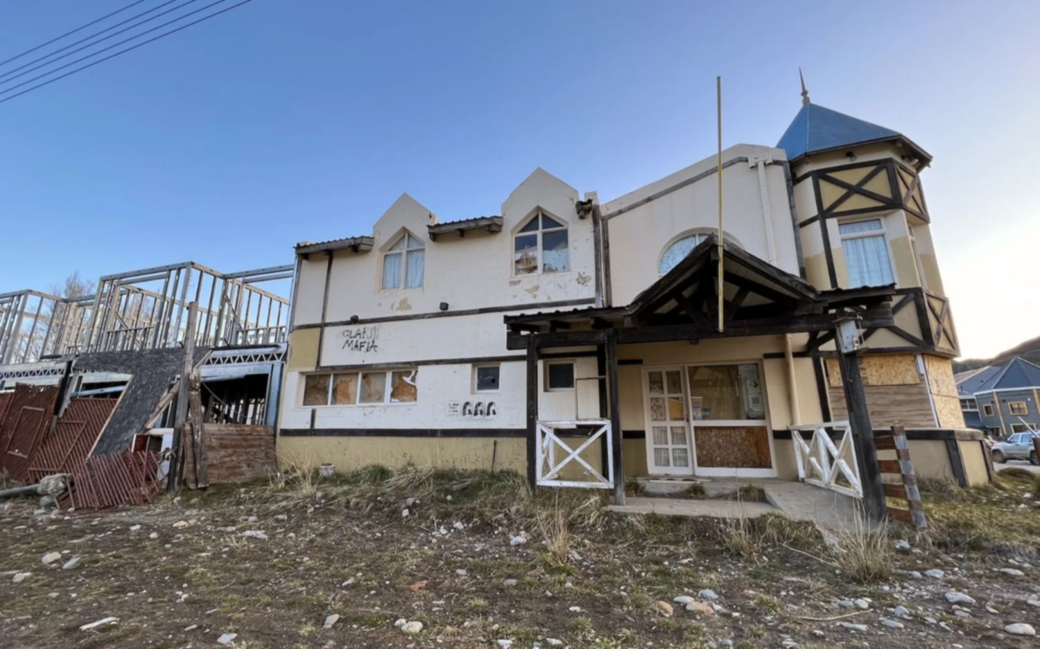 Okupado por 40 familias: el hotel de Cristina Kirchner que se transformó en un "paraíso tomado"