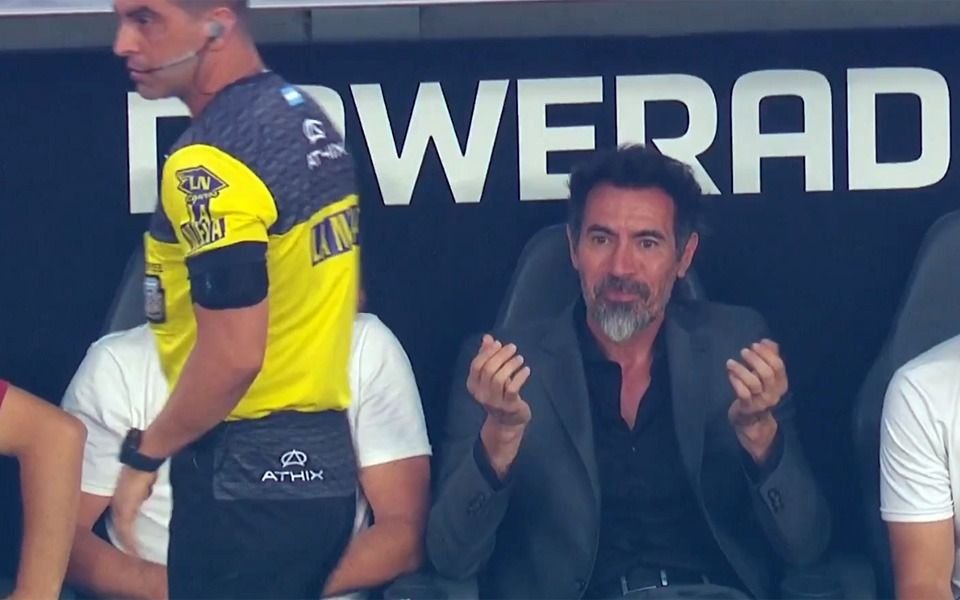 "Cambio de look" en pleno partido: el árbitro obligó a Eduardo Domínguez a cambiarse la camisa