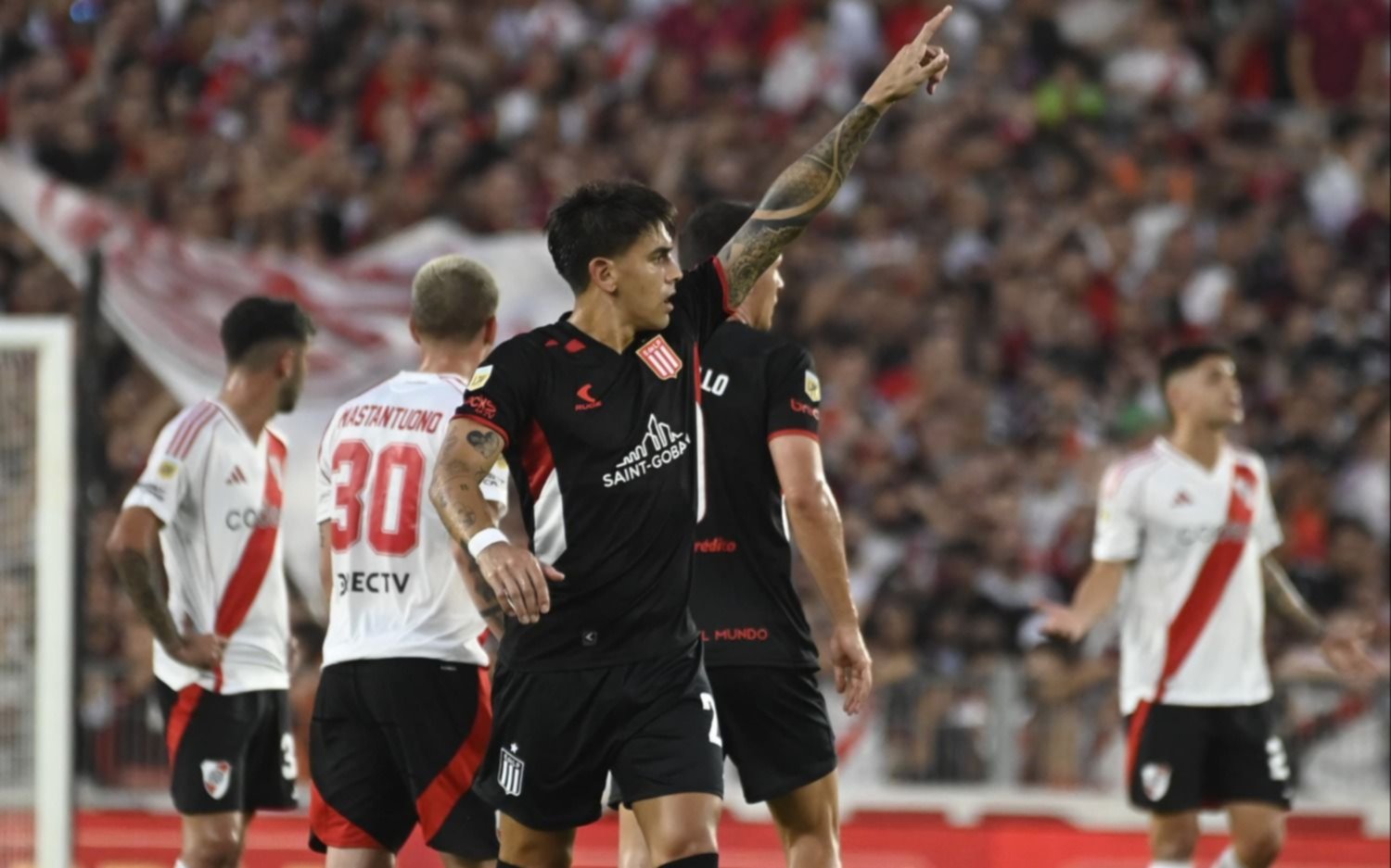 Estudiantes vs River Plate.- El Pincha logró felicidad plena ante el Millonario: ganó 2 a 0 de visitante, derrochó espíritu solidario y se afirmó como puntero