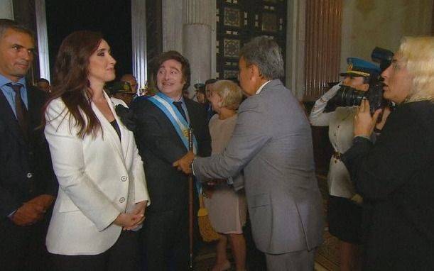 VIDEO. ¿Por qué la cadena nacional cortó el saludo entre Milei y Villarruel?
