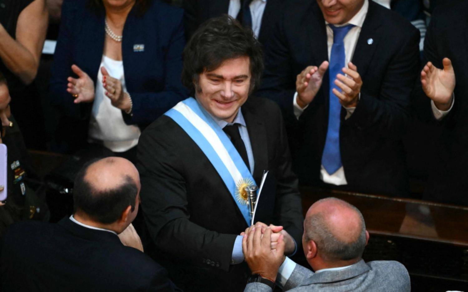 VIDEO. Facundo Manes le mostró la Constitución Nacional a Santiago Caputo y así reaccionó Javier Milei en pleno discurso