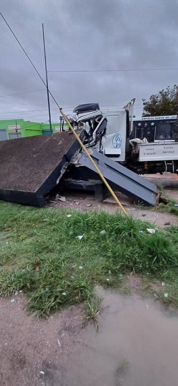 Un camión tumbó una parada de colectivos