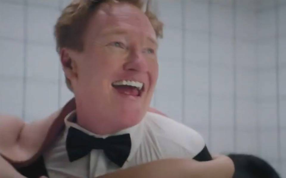 Premios Oscar 2025: la entrada del conductor Conan O'Brien inspirada en "La sustancia"