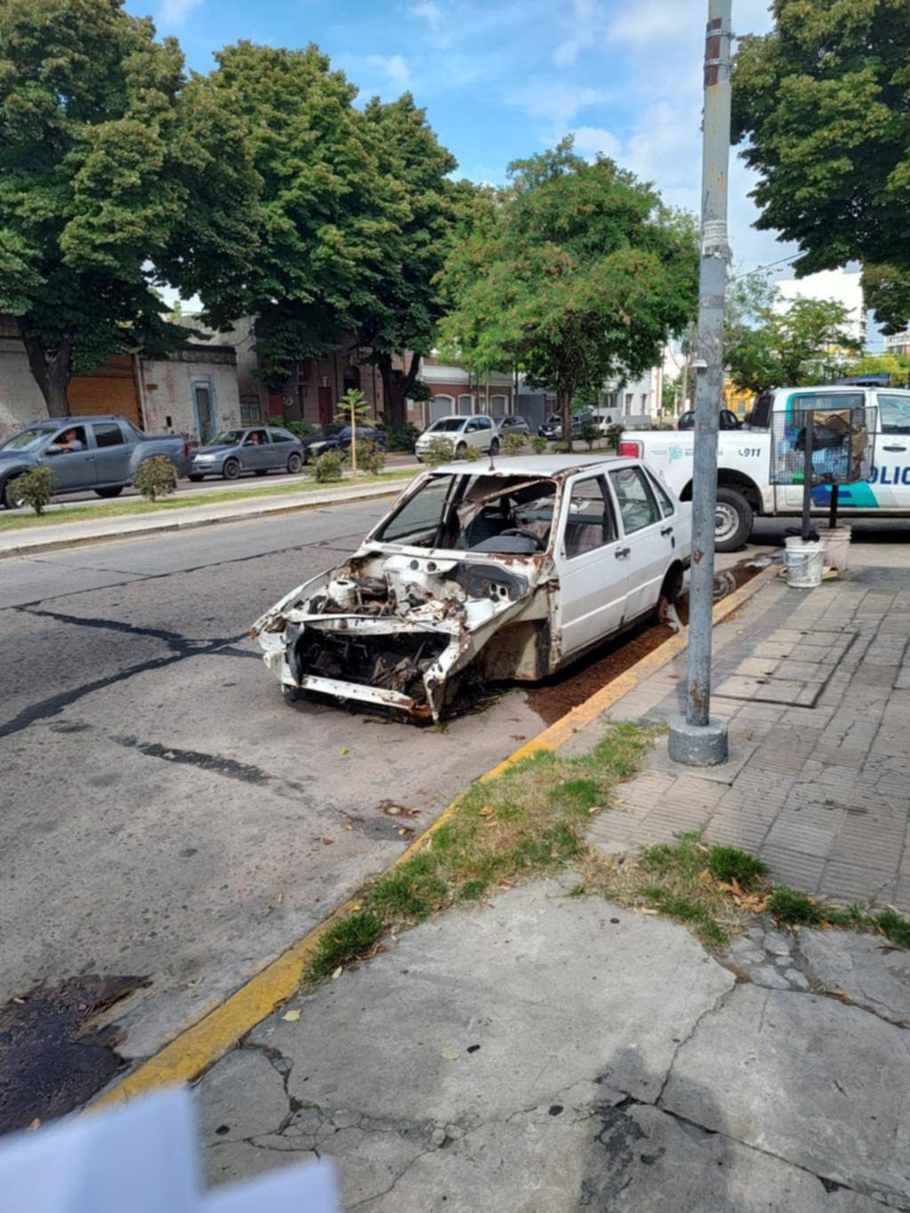 Reclamo por un auto abandonado en diagonal 73 entre 41 y 42