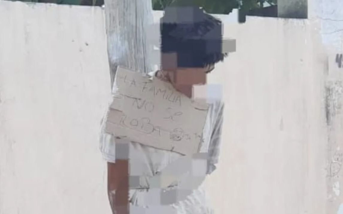 Lo dejaron atado a un poste con un cartel: "La familia no se roba"