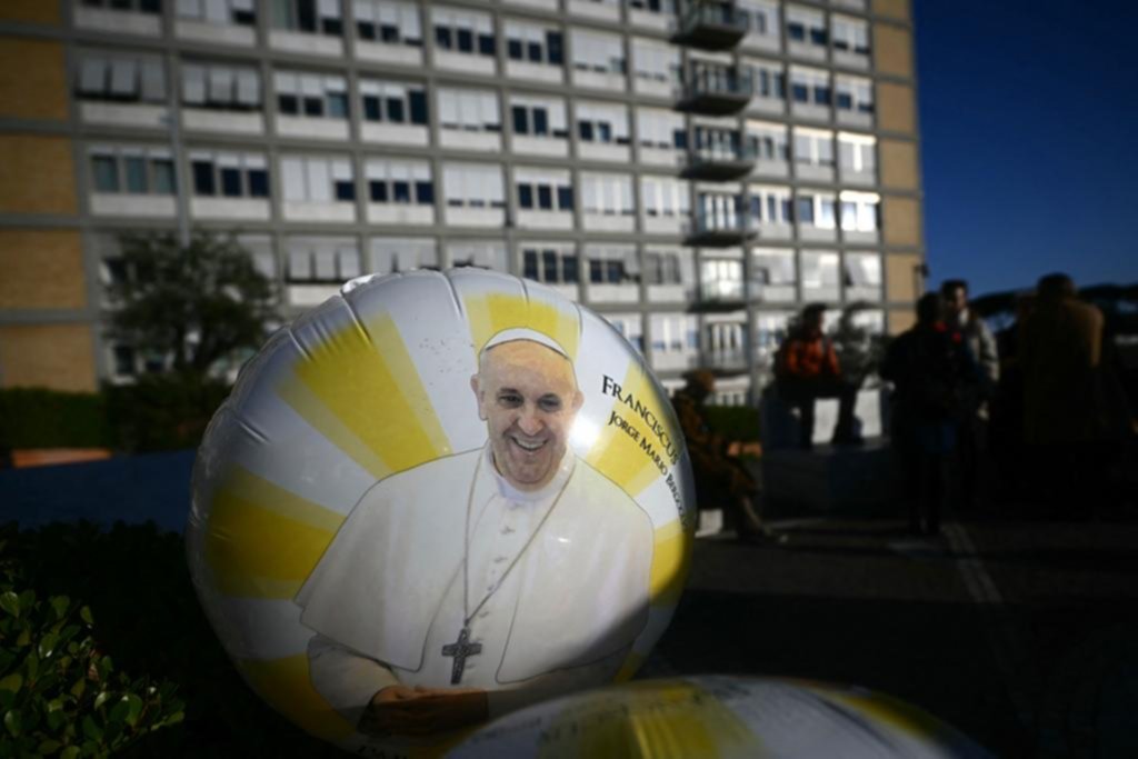 El Papa, con nuevas crisis respiratorias y máscara de oxígeno
