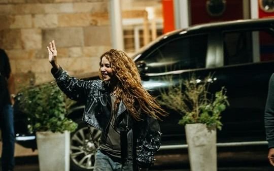 VIDEO. Así llegó Shakira a Argentina: vuelo privado y saludo a sus fans en el aeropuerto