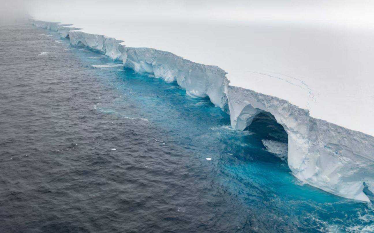 El mayor iceberg del mundo, inmovilizado cerca de las islas Georgias del Sur