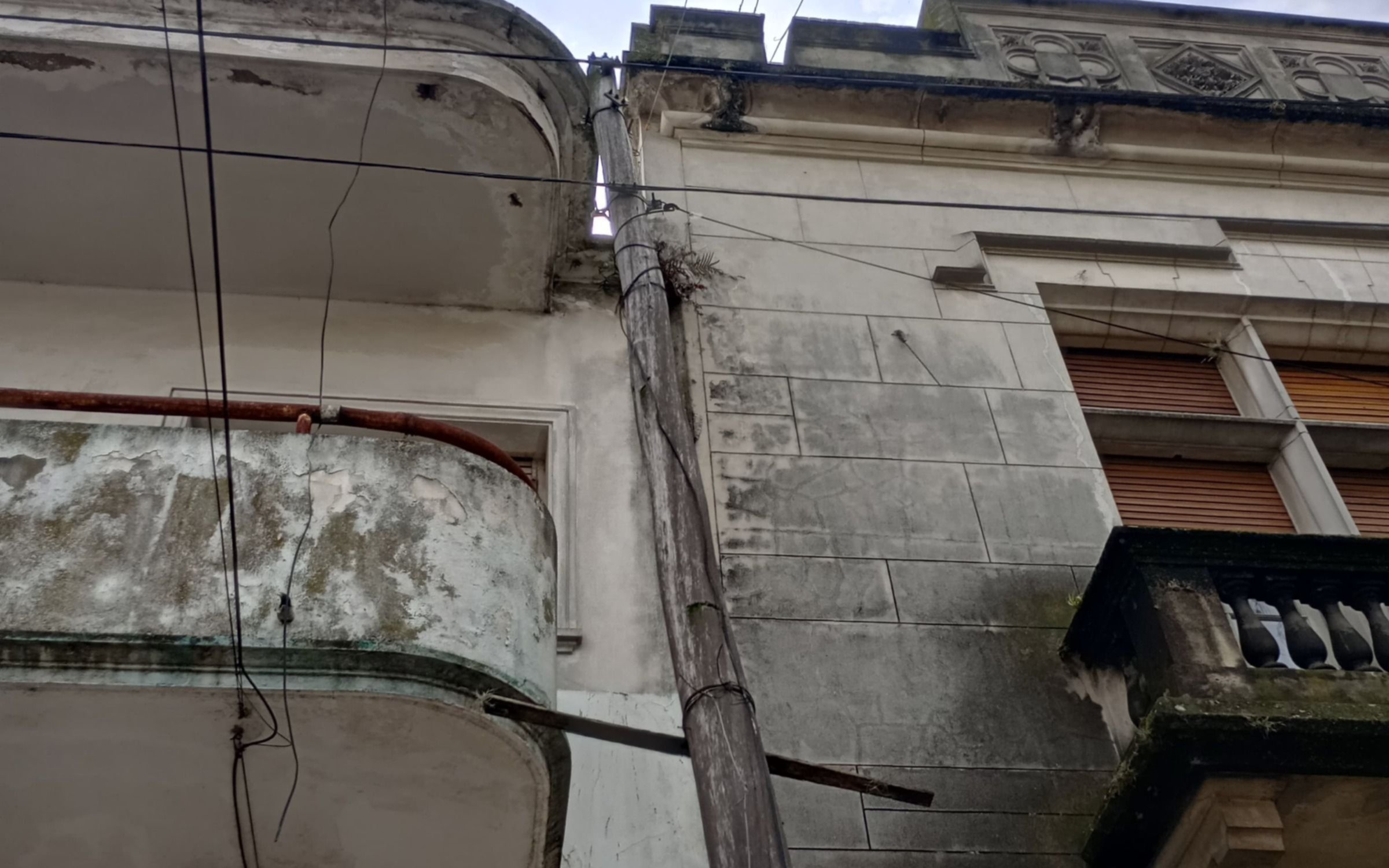 Un poste a punto de caerse en pleno centro de La Plata, tras la tormenta