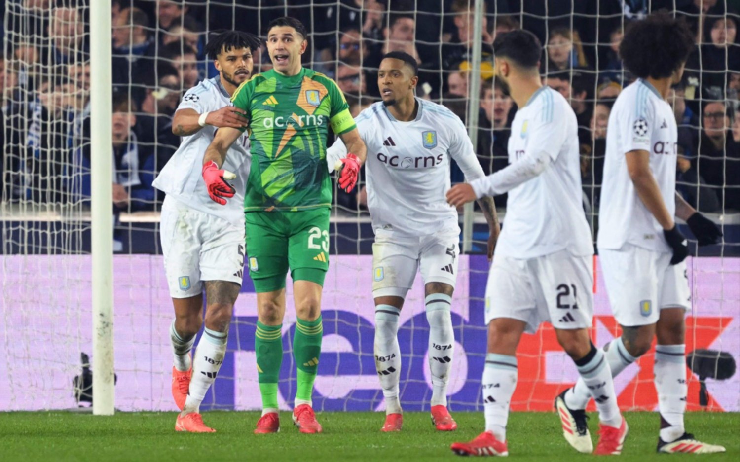 El Aston Villa de Dibu Martínez se impuso ante el Brujas en la ida de los octavos de final de la Champions League
