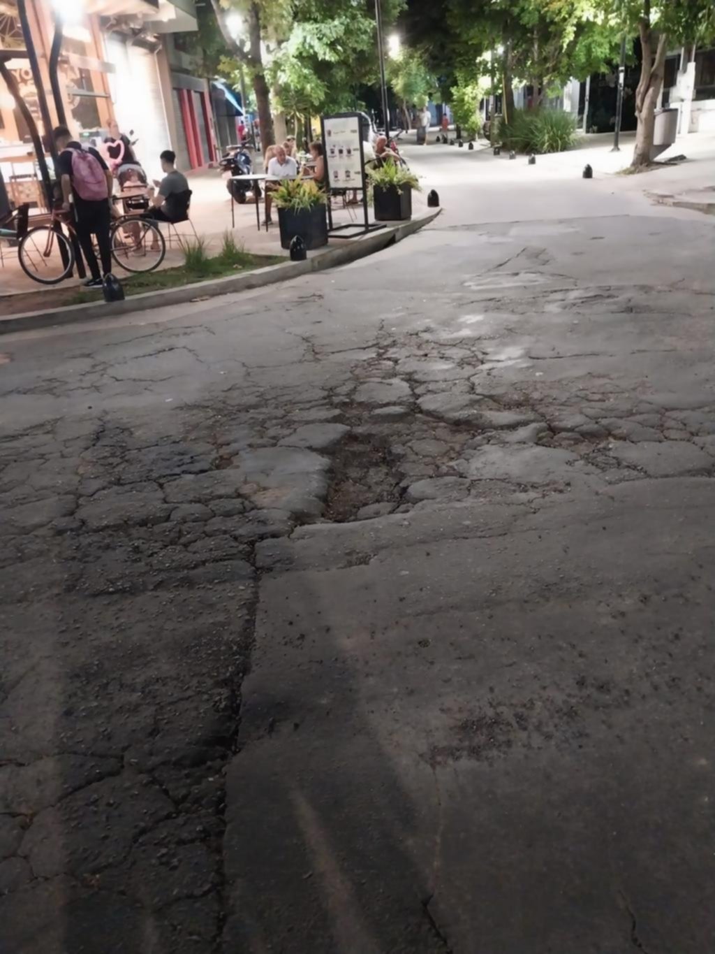 Cuidado con las ruedas al llegar por Cantilo a la Plaza Belgrano de City Bell