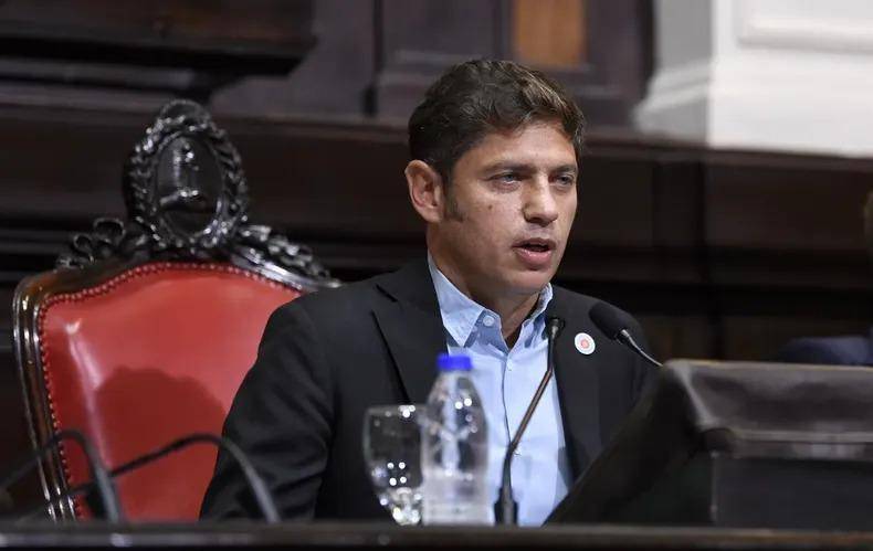 Kicillof habla ante la Legislatura con reclamos y críticas a Milei