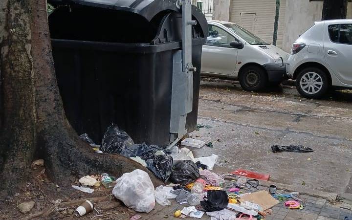 En Barrio Norte, un contenedor saturado de basura