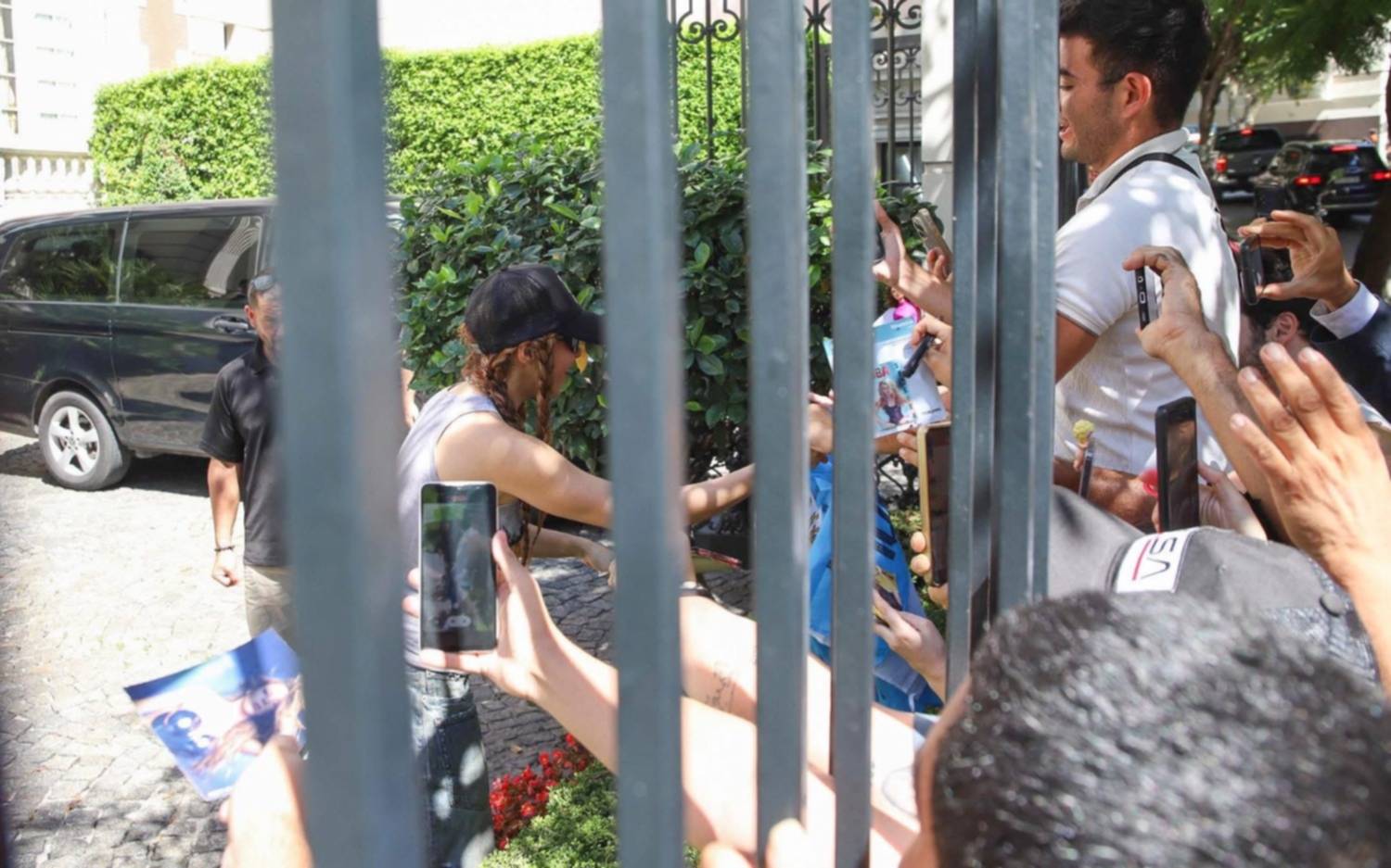 Shakira en Argentina: a pesar del calor, se acercó a saludar a sus fans en la puerta del hotel