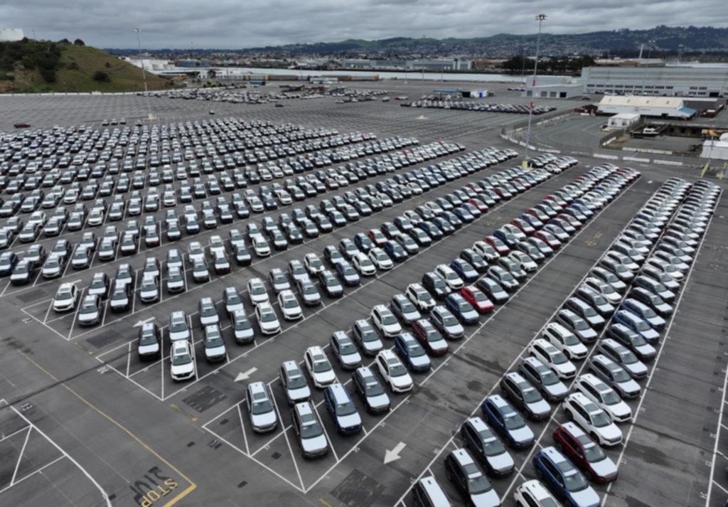 Trump frena aranceles: para autos de México y Canadá