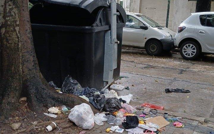 Desborde habitual de un contenedor en la cuadra de 5 entre 38 y 39