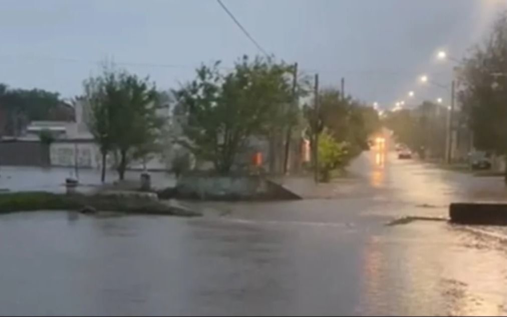 Furioso temporal en Bahía Blanca: destrozos, inundaciones, evacuados y suspensión de clases