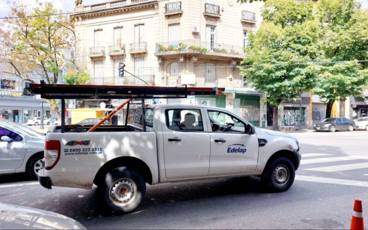 En medio de la ola de calor, los cortes de luz afectan a vecinos de varios sectores de La Plata