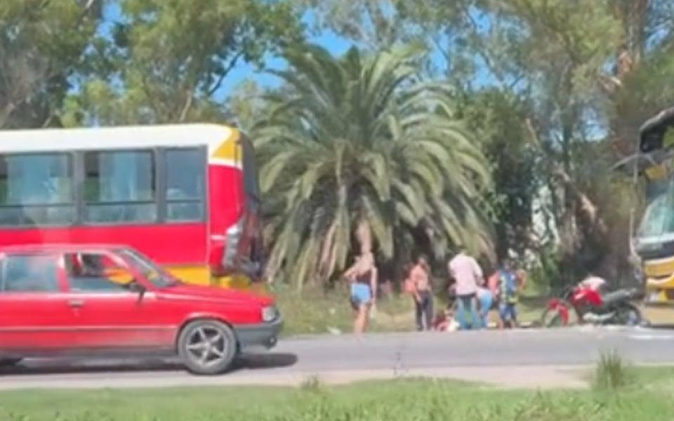 La Plata: dos colectivos chocaron en la Ruta 11 y una embarazada resultó herida