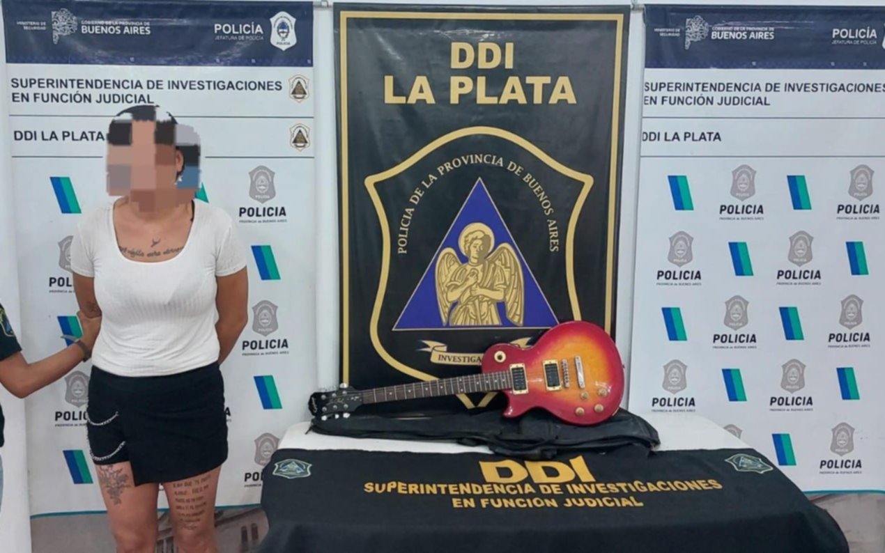Robaron un auto en pleno centro de La Plata y cayó tras intentar vender una guitarra robada en Marketplace