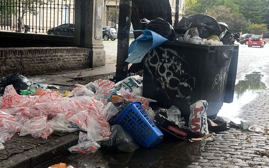 Desborde de basura frente a la Estación Provincial