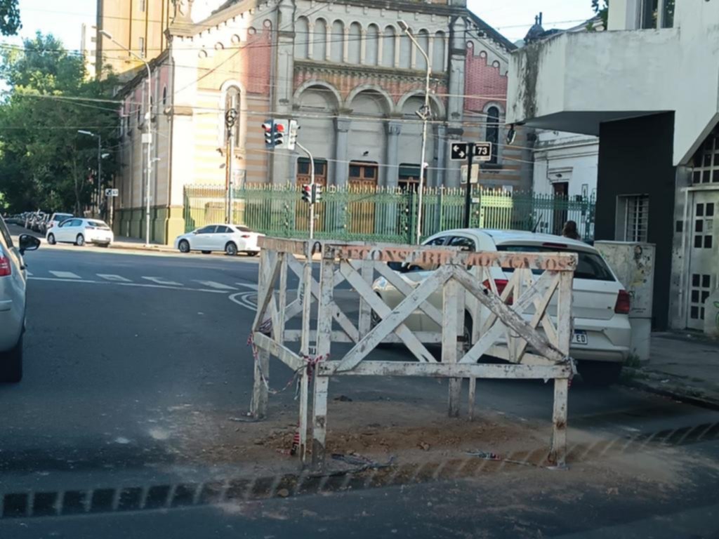 Denuncian que un pozo en 9 y diagonal 73 pone en peligro a autos y peatones