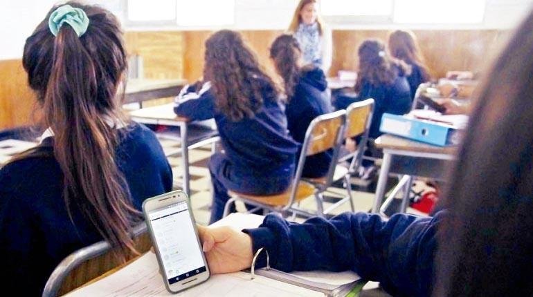 Más de la mitad de los estudiantes se distraen con los celulares en clase