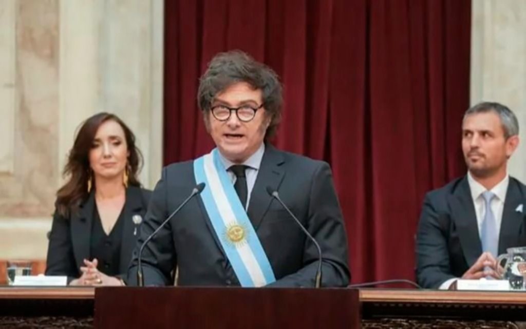 El peluca se llevó "buenos modales" a marzo