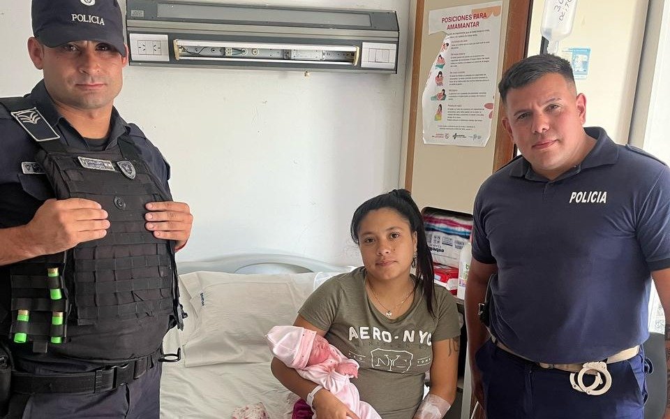 Policías parteros en San Carlos: ayudaron a dar a luz a una mujer en su casa