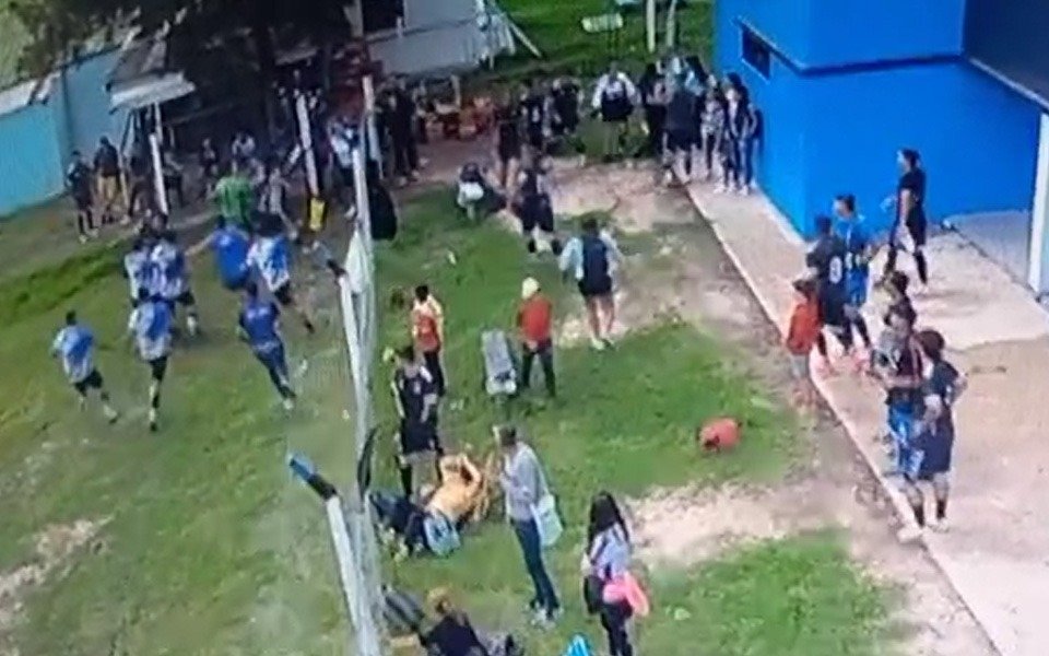 Batalla campal en la "Copa Amistad" de Ensenada: hubo piñas, patadas y botellazos