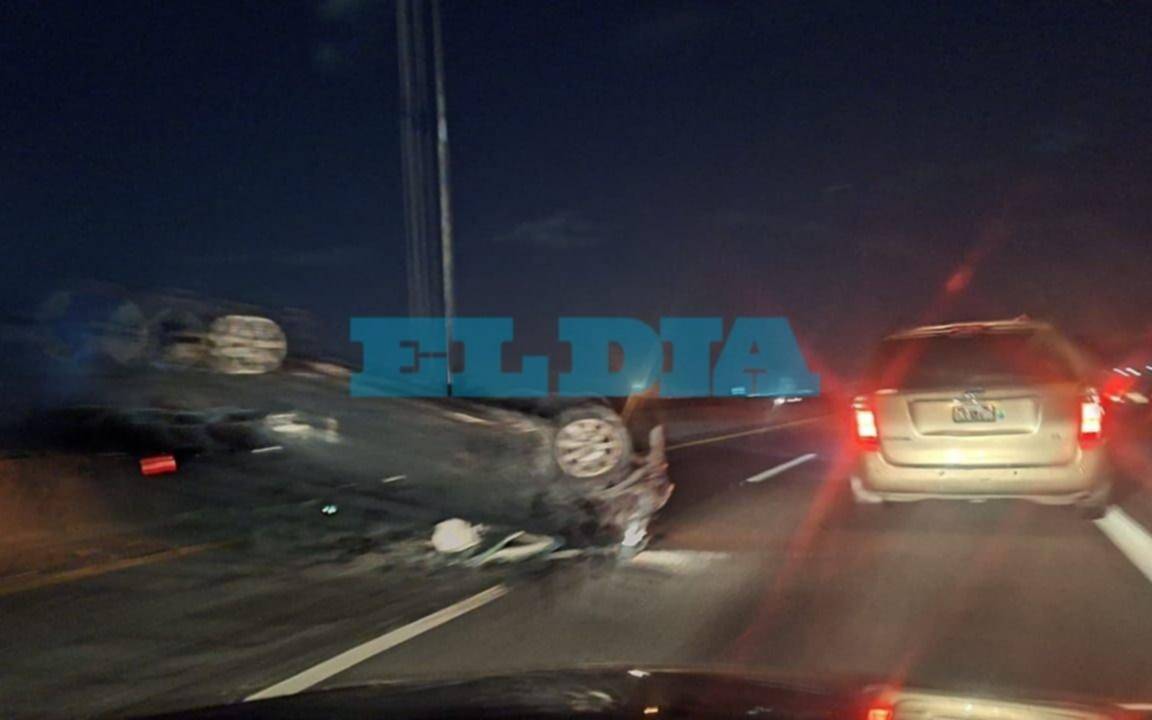 Caos en la Autopista Buenos Aires La Plata: impactante despiste y vuelco